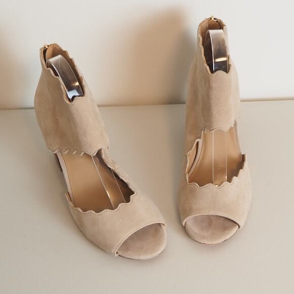 Anthropologie Shoes - Anthropologie Block Heel Peep Toe‎ Scalloped Shoes Women's Size 8M Tan Suede